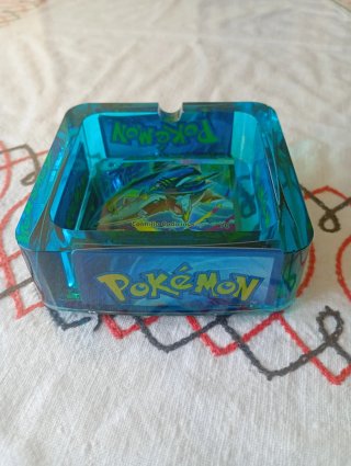 Cenicero Pokémon con carta Sharpedo