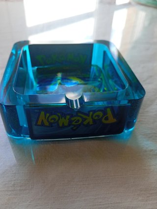 Cenicero Pokémon con carta Sharpedo