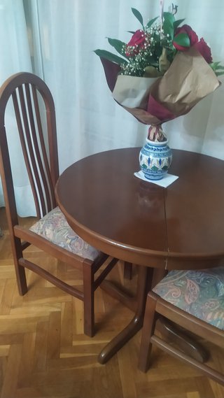 Mesa de comedor y 4 sillas de madera
