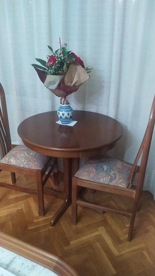 Mesa de comedor y 4 sillas de madera