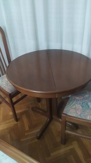 Mesa de comedor y 4 sillas de madera
