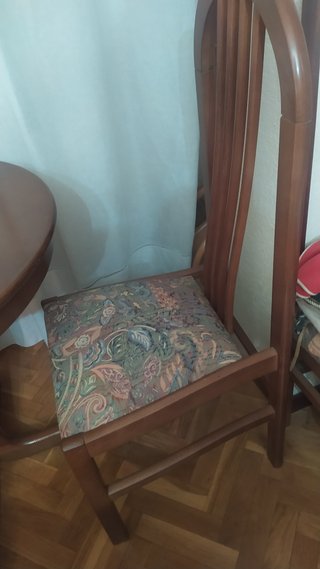 Mesa de comedor y 4 sillas de madera