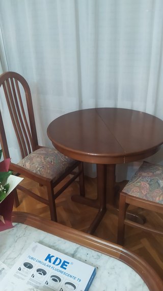 Mesa de comedor y 4 sillas de madera