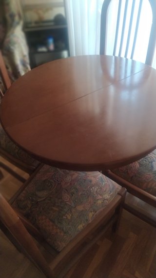 Mesa de comedor y 4 sillas de madera