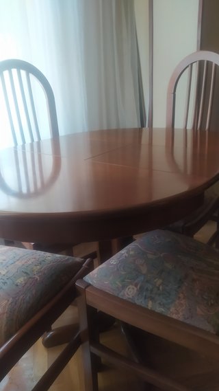 Mesa de comedor y 4 sillas de madera