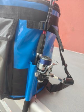 Mochila Pesca Vega Impermeable con soporte cañas