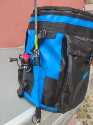 Mochila Pesca Vega Impermeable con soporte cañas
