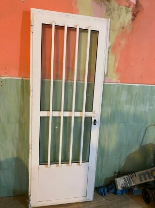 Puerta de aluminio con rejas