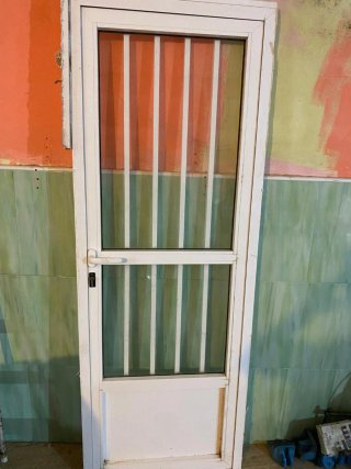 Puerta de aluminio con rejas