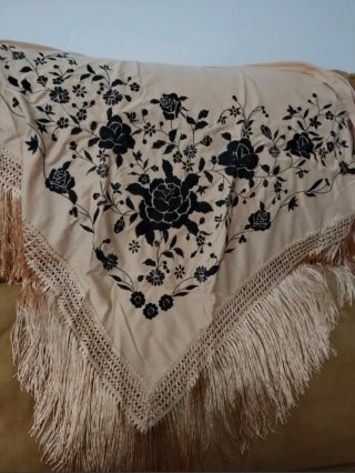 Manton  Beige y Negro