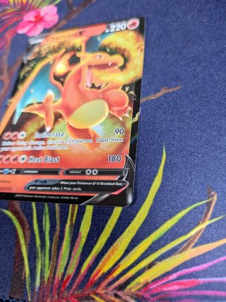 Carta Pokémon Charizard V