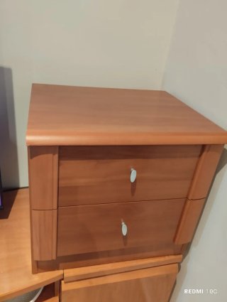 Mesita de noche de madera