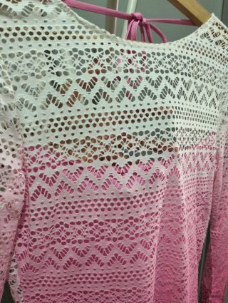 Vestido curto rosa e branco