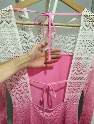 Vestido curto rosa e branco