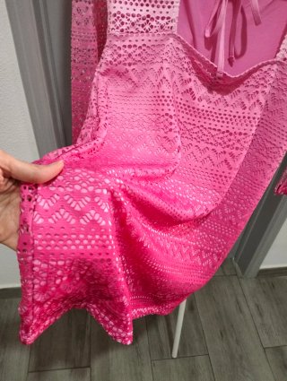 Vestido curto rosa e branco