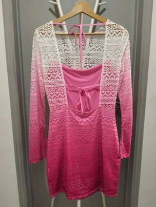 Vestido curto rosa e branco