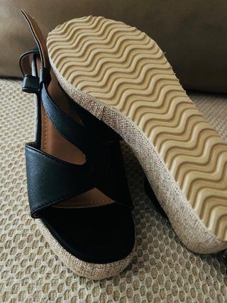 Sandalias de cuña negras y beige