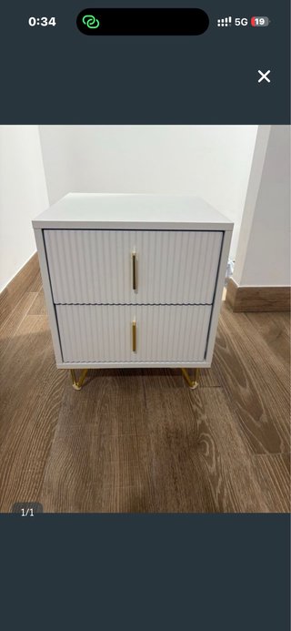 Mesita de noche blanca con patas doradas