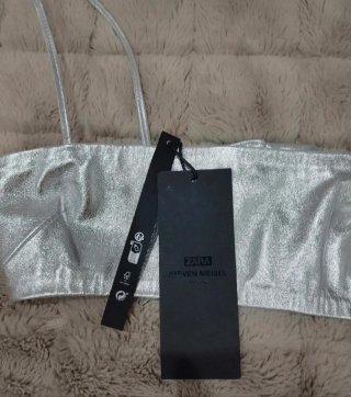 Bandeau metalizado piel Steven Meisel x Zara.
