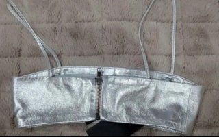 Bandeau metalizado piel Steven Meisel x Zara.