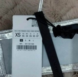 Bandeau metalizado piel Steven Meisel x Zara.