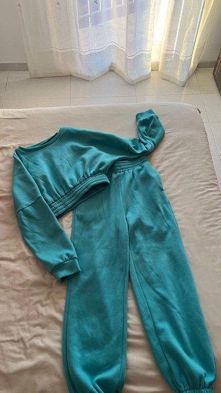 Conjunto deportivo ancho color teal