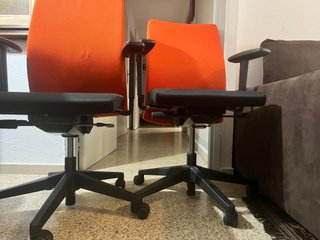 Sillas de oficina naranjas y negras