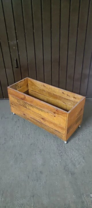 Cajón de madera con ruedas