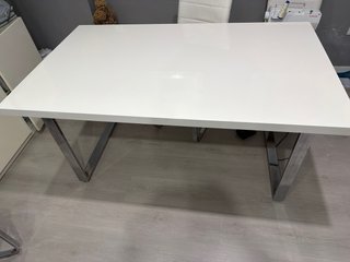 Silla Salón Piel Sintética y Metal