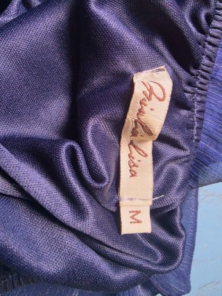 Vestido azul con detalles dorados
