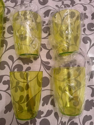 Jarra y vasos de plástico verde/amarillo