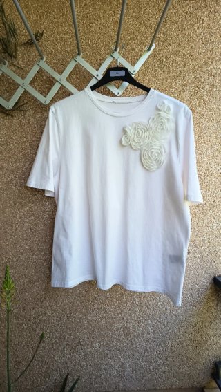 Camiseta blanca de Zara. Flores  en relieve.