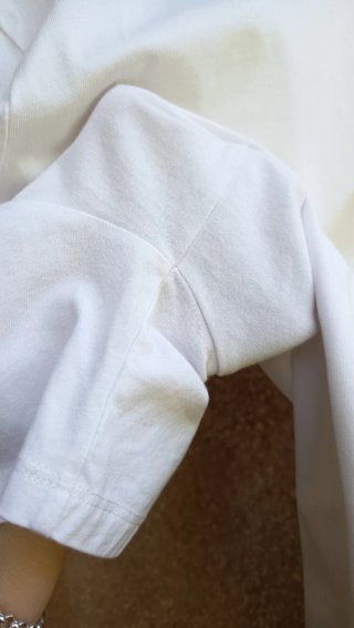 Camiseta blanca de Zara. Flores  en relieve.