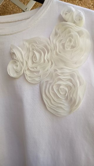 Camiseta blanca de Zara. Flores  en relieve.