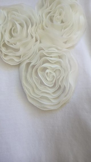 Camiseta blanca de Zara. Flores  en relieve.