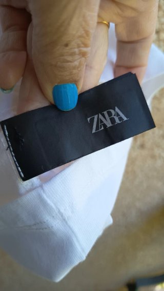 Camiseta blanca de Zara. Flores  en relieve.