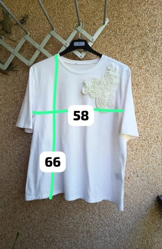 Camiseta blanca de Zara. Flores  en relieve.