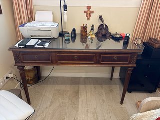 Scrivania in legno di noce