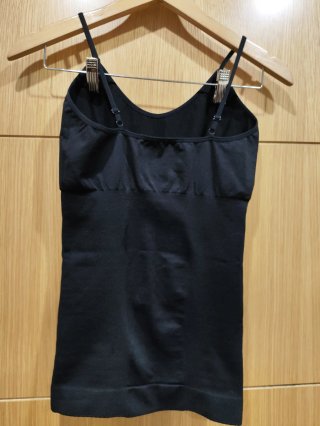 Camiseta interior negra compresión, moldeafora