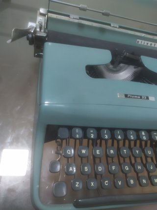 Máquina de escribir Olivetti Pluma 22
