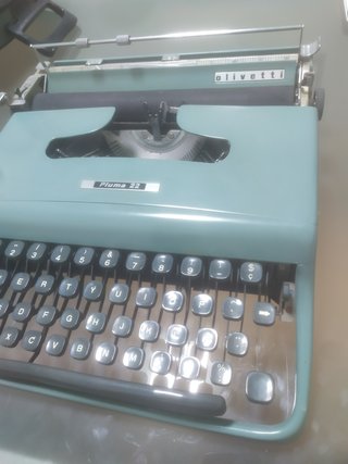 Máquina de escribir Olivetti Pluma 22
