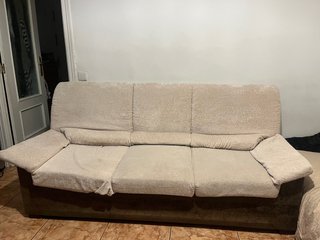 Sofá de tela beige y marrón