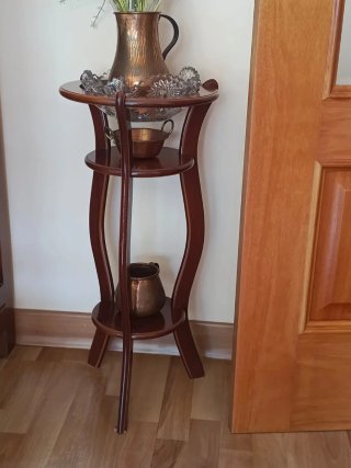 Mesa auxiliar de madera y metal