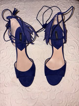 Zapatos de tacón morados con cordones
