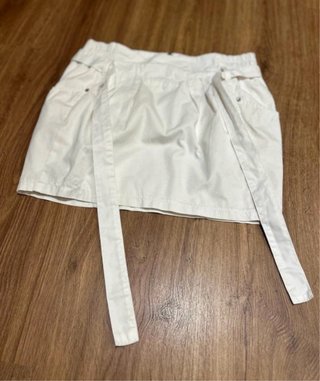 Minifalda blanca con cinturón