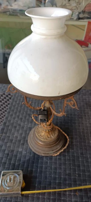 Lámpara de mesa antigua