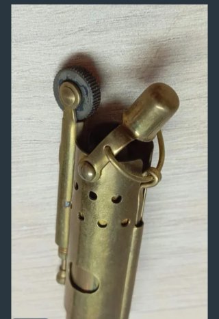 Encendedor de latón antiguo. 1° Guerra mundial