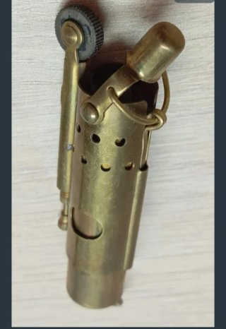 Encendedor de latón antiguo. 1° Guerra mundial