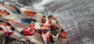 Conjunto camisa y pantalón estampado plumas