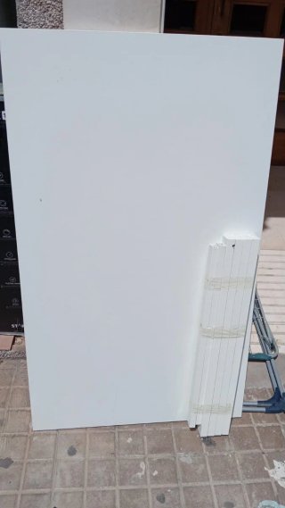 Tavolo bianco in plastica e legno
